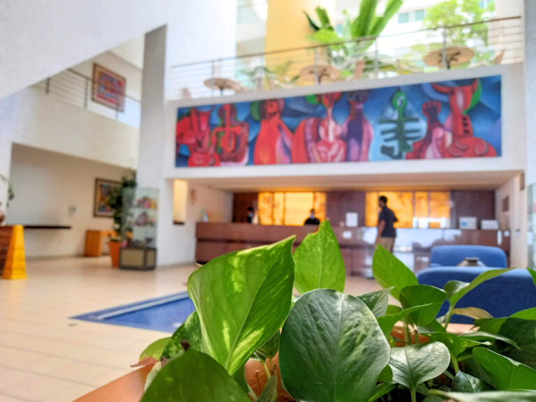 17285756669305_lobby